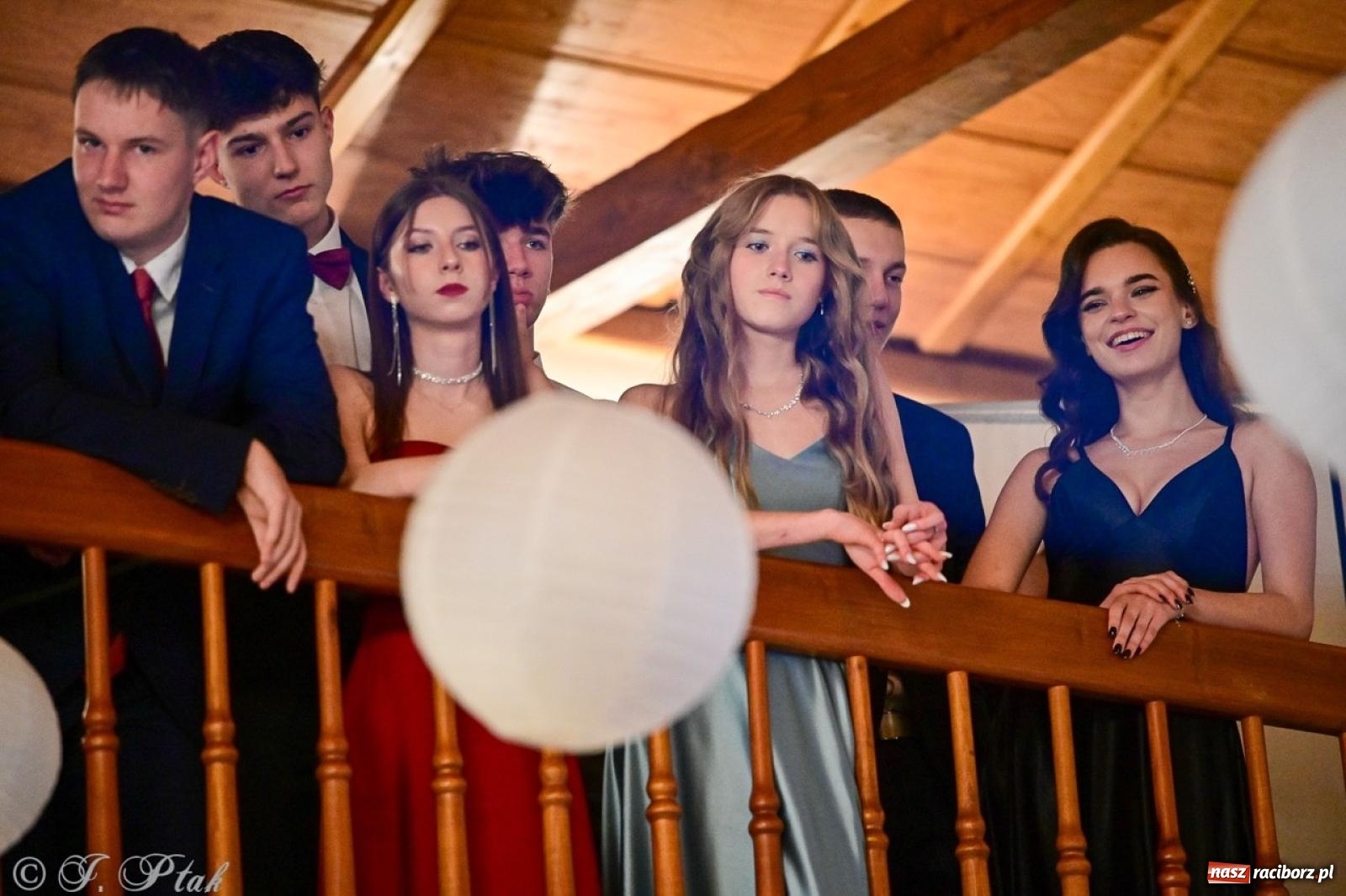 Zdjęcie w galerii na portalu naszraciborz.pl: Studniówka II LO w Raciborzu na bis: polonez, humor i tradycja [FOTO] wiadomości z regionu