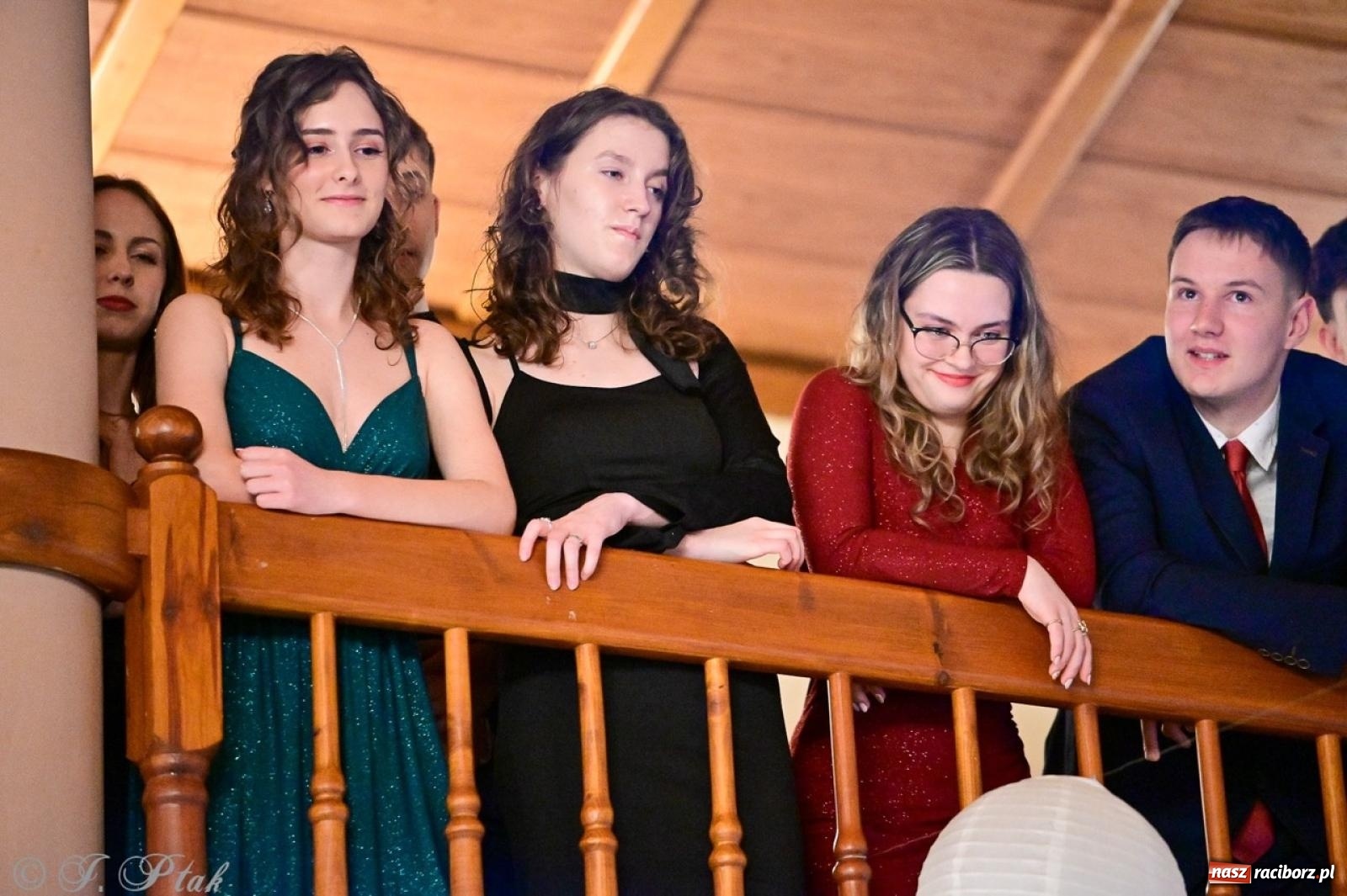 Zdjęcie w galerii na portalu naszraciborz.pl: Studniówka II LO w Raciborzu na bis: polonez, humor i tradycja [FOTO] wiadomości z regionu