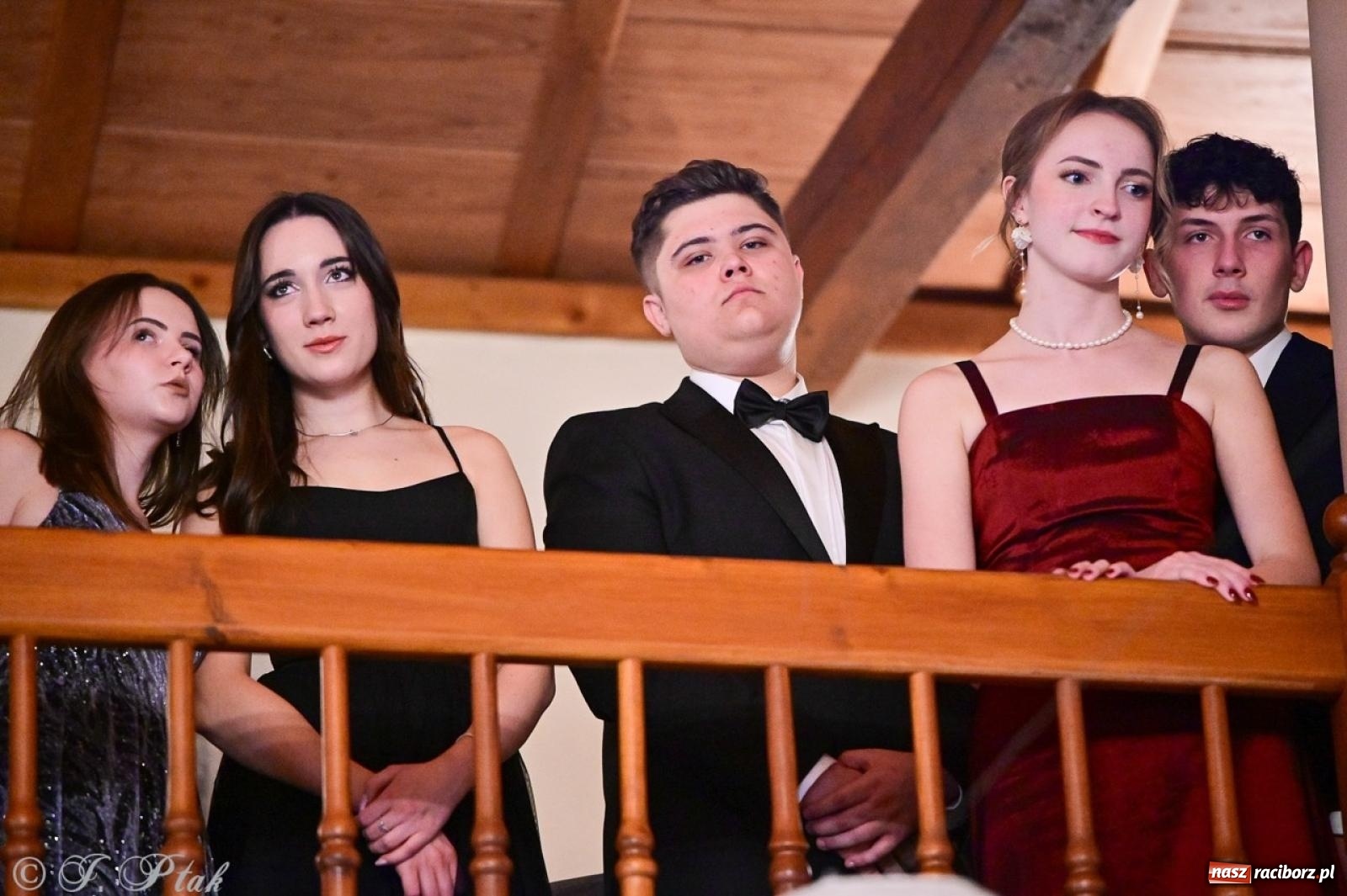 Zdjęcie w galerii na portalu naszraciborz.pl: Studniówka II LO w Raciborzu na bis: polonez, humor i tradycja [FOTO] wiadomości z regionu