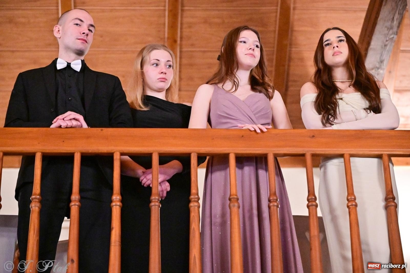 Zdjęcie w galerii na portalu naszraciborz.pl: Studniówka II LO w Raciborzu na bis: polonez, humor i tradycja [FOTO] wiadomości z regionu