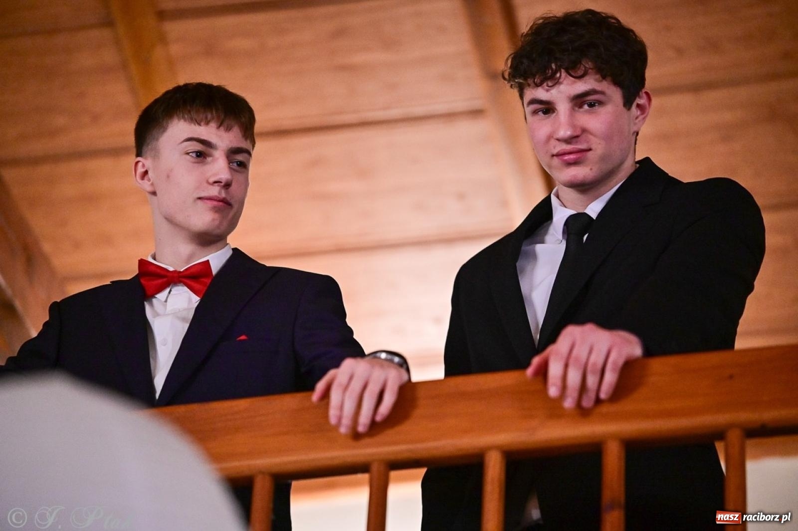 Zdjęcie w galerii na portalu naszraciborz.pl: Studniówka II LO w Raciborzu na bis: polonez, humor i tradycja [FOTO] wiadomości z regionu