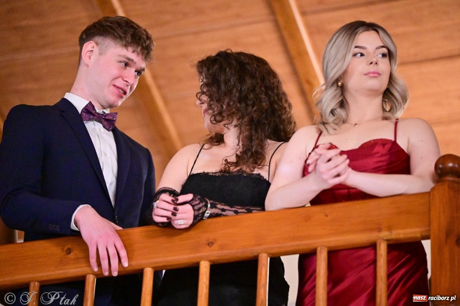 Zdjęcie w galerii na portalu naszraciborz.pl: Studniówka II LO w Raciborzu na bis: polonez, humor i tradycja [FOTO] wiadomości z regionu