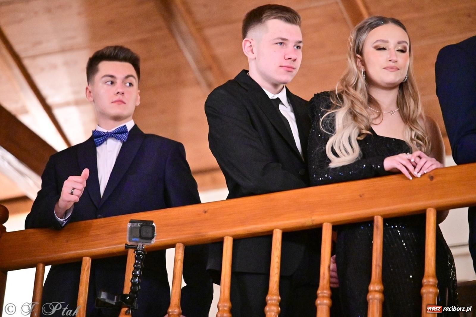 Zdjęcie w galerii na portalu naszraciborz.pl: Studniówka II LO w Raciborzu na bis: polonez, humor i tradycja [FOTO] wiadomości z regionu