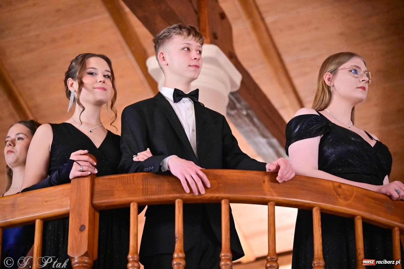 Zdjęcie w galerii na portalu naszraciborz.pl: Studniówka II LO w Raciborzu na bis: polonez, humor i tradycja [FOTO] wiadomości z regionu