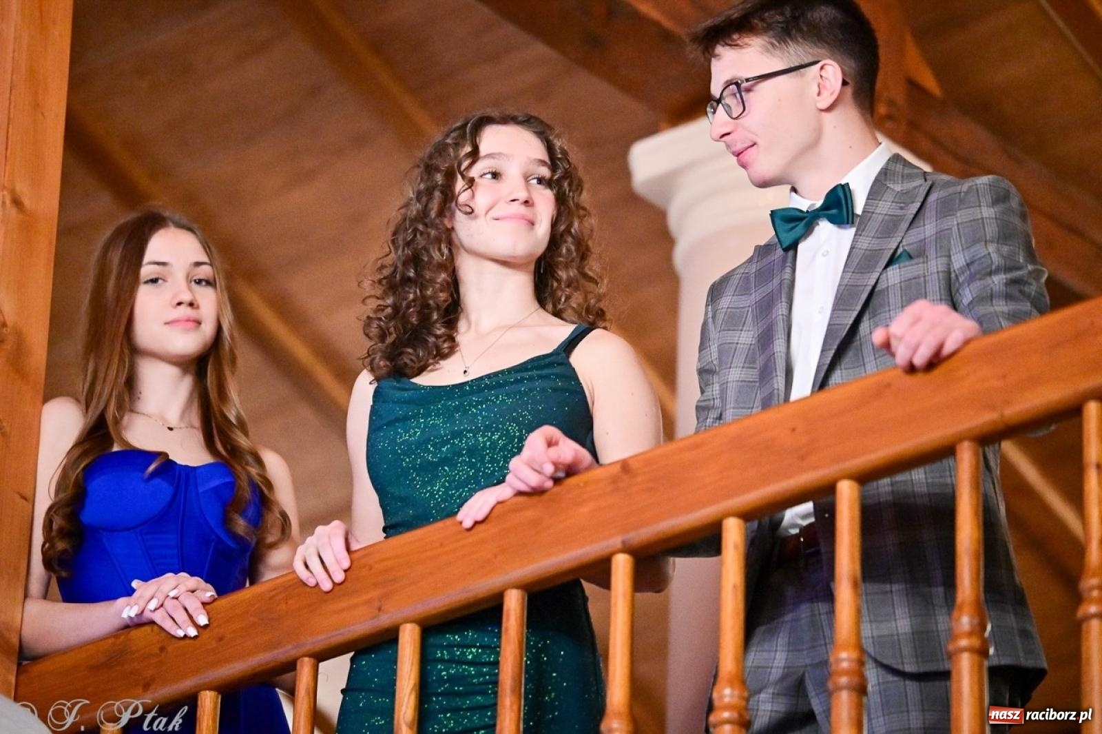 Zdjęcie w galerii na portalu naszraciborz.pl: Studniówka II LO w Raciborzu na bis: polonez, humor i tradycja [FOTO] wiadomości z regionu