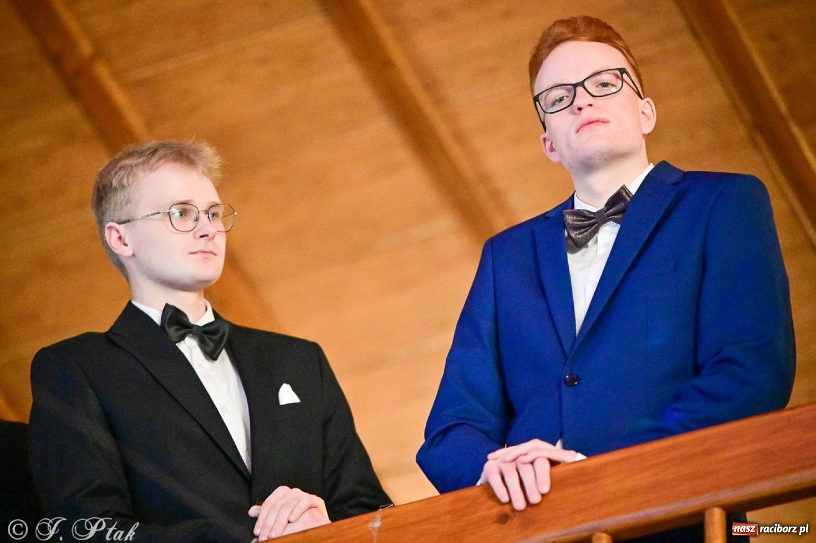 Zdjęcie w galerii na portalu naszraciborz.pl: Studniówka II LO w Raciborzu na bis: polonez, humor i tradycja [FOTO] wiadomości z regionu