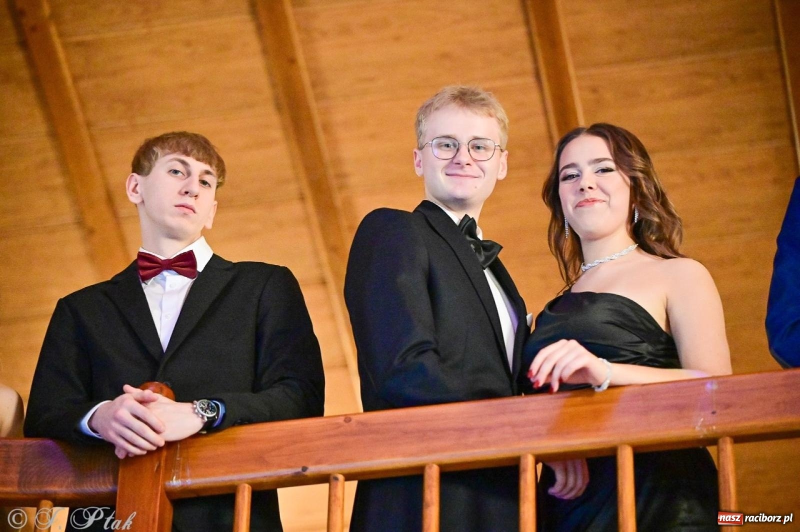 Zdjęcie w galerii na portalu naszraciborz.pl: Studniówka II LO w Raciborzu na bis: polonez, humor i tradycja [FOTO] wiadomości z regionu