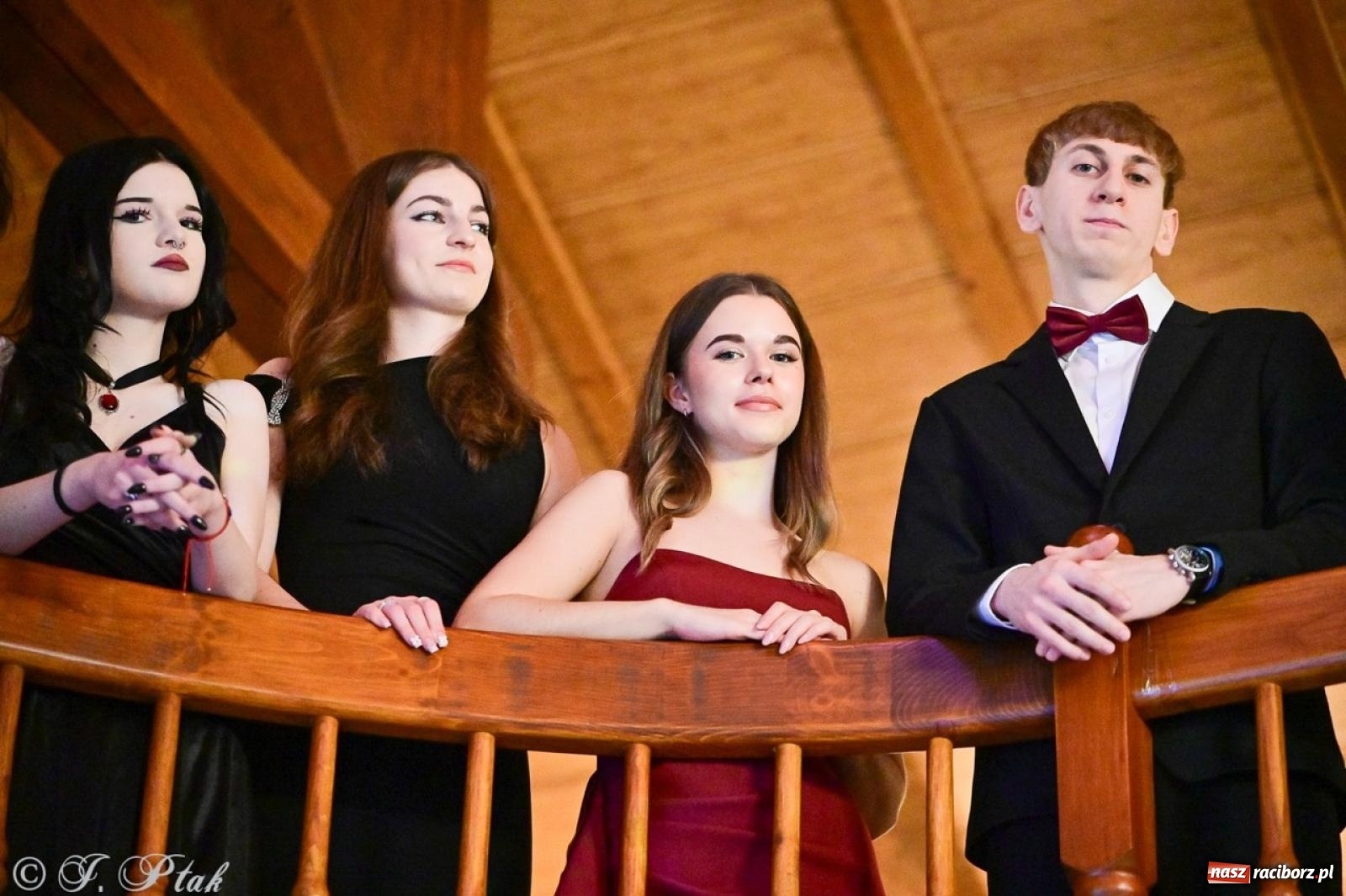 Zdjęcie w galerii na portalu naszraciborz.pl: Studniówka II LO w Raciborzu na bis: polonez, humor i tradycja [FOTO] wiadomości z regionu