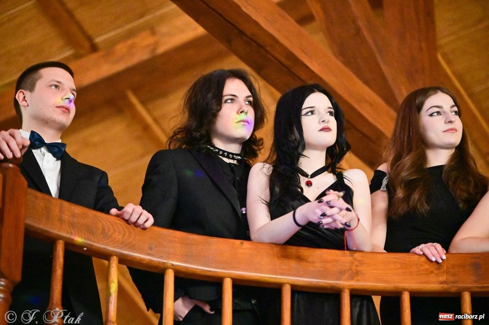 Zdjęcie w galerii na portalu naszraciborz.pl: Studniówka II LO w Raciborzu na bis: polonez, humor i tradycja [FOTO] wiadomości z regionu