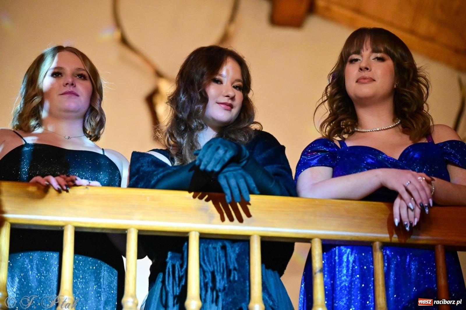 Zdjęcie w galerii na portalu naszraciborz.pl: Studniówka II LO w Raciborzu na bis: polonez, humor i tradycja [FOTO] wiadomości z regionu