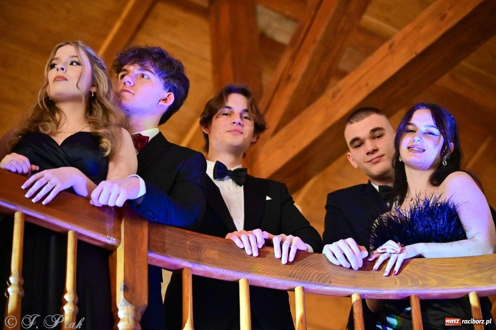 Zdjęcie w galerii na portalu naszraciborz.pl: Studniówka II LO w Raciborzu na bis: polonez, humor i tradycja [FOTO] wiadomości z regionu