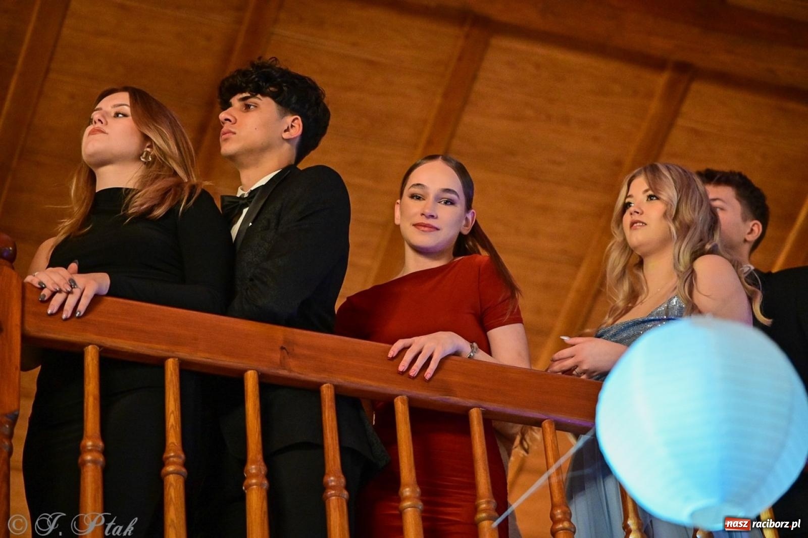 Zdjęcie w galerii na portalu naszraciborz.pl: Studniówka II LO w Raciborzu na bis: polonez, humor i tradycja [FOTO] wiadomości z regionu