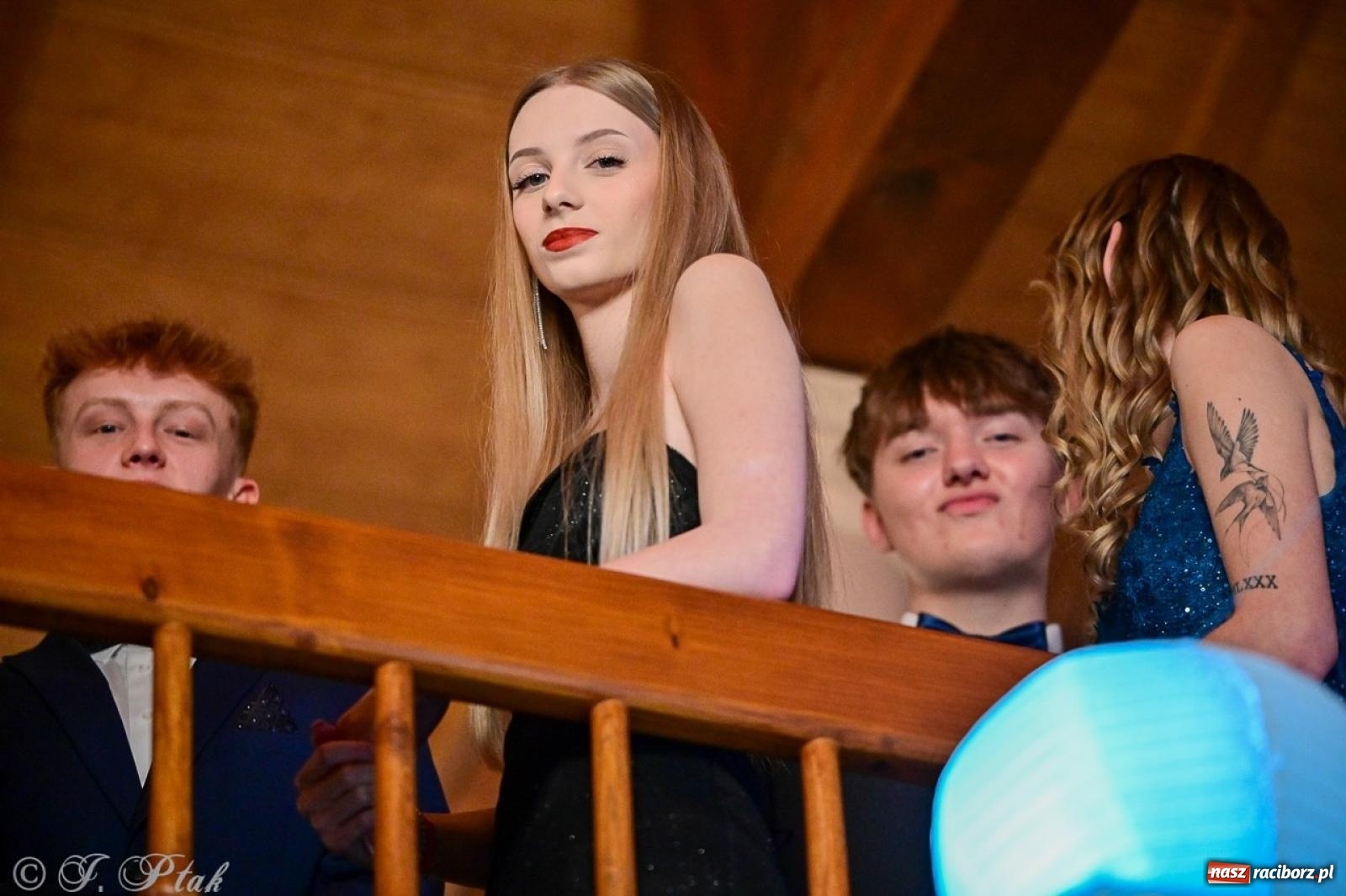 Zdjęcie w galerii na portalu naszraciborz.pl: Studniówka II LO w Raciborzu na bis: polonez, humor i tradycja [FOTO] wiadomości z regionu