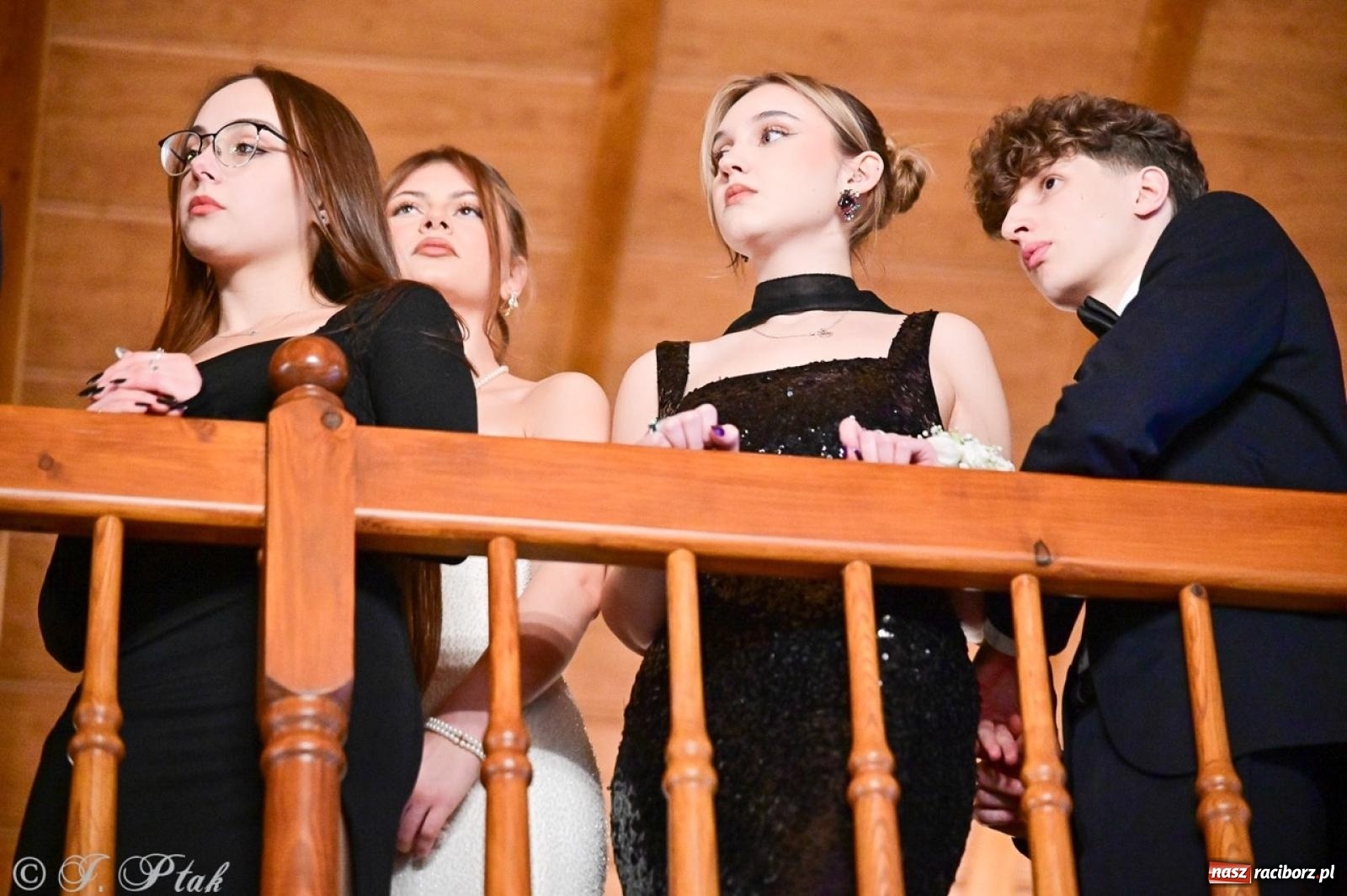 Zdjęcie w galerii na portalu naszraciborz.pl: Studniówka II LO w Raciborzu na bis: polonez, humor i tradycja [FOTO] wiadomości z regionu