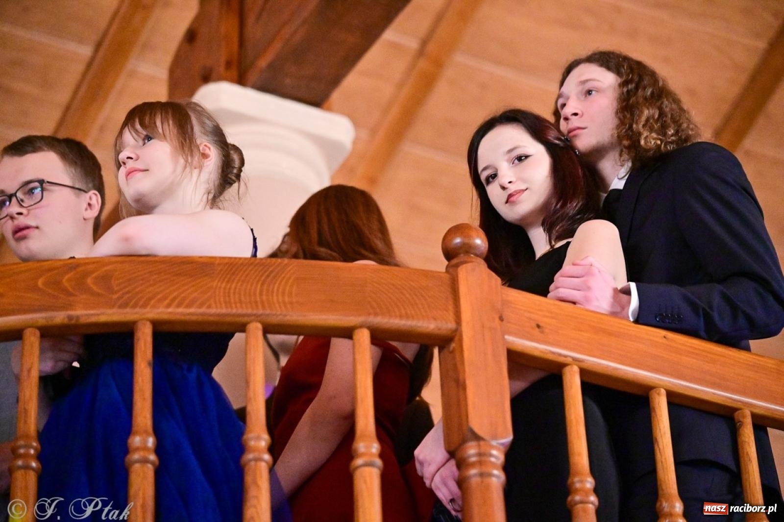 Zdjęcie w galerii na portalu naszraciborz.pl: Studniówka II LO w Raciborzu na bis: polonez, humor i tradycja [FOTO] wiadomości z regionu