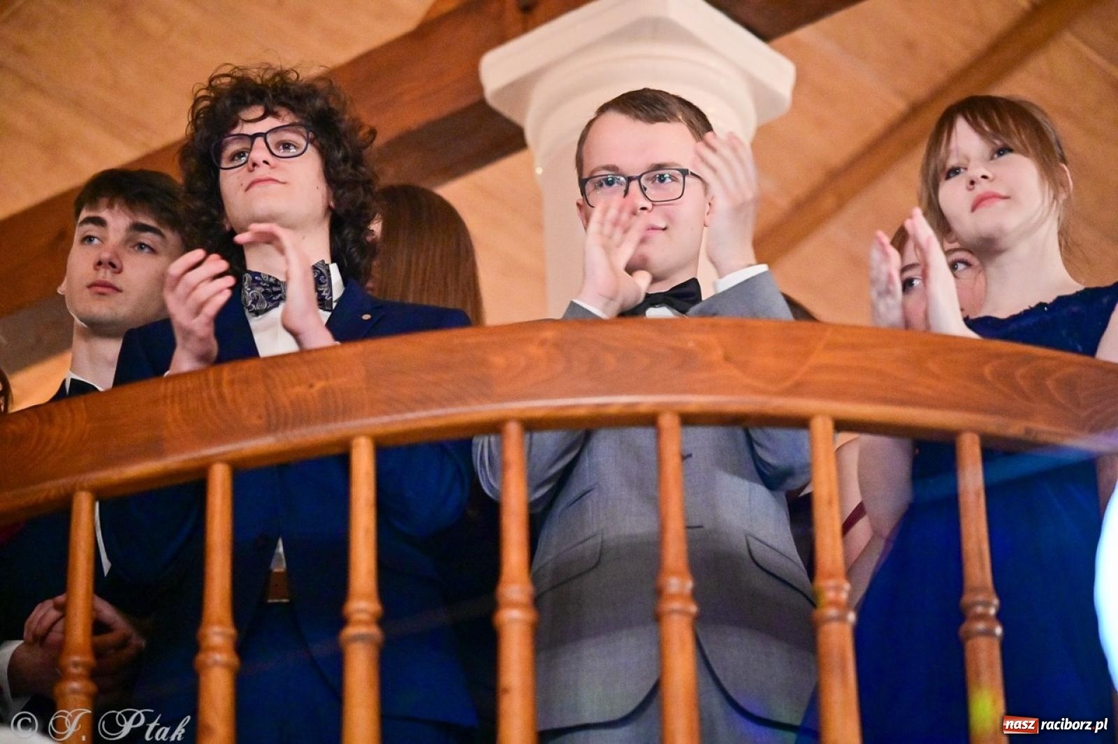 Zdjęcie w galerii na portalu naszraciborz.pl: Studniówka II LO w Raciborzu na bis: polonez, humor i tradycja [FOTO] wiadomości z regionu