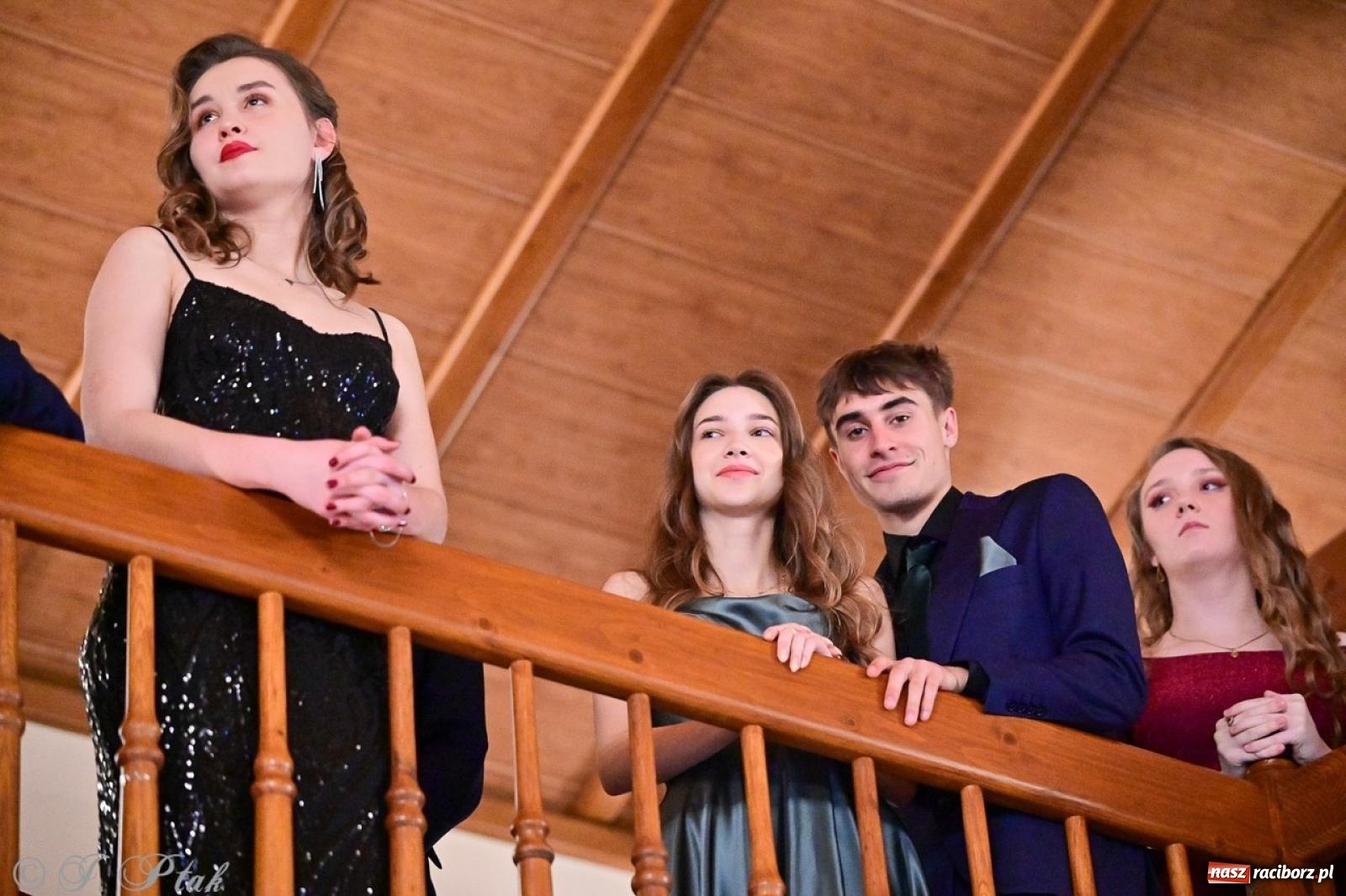 Zdjęcie w galerii na portalu naszraciborz.pl: Studniówka II LO w Raciborzu na bis: polonez, humor i tradycja [FOTO] wiadomości z regionu