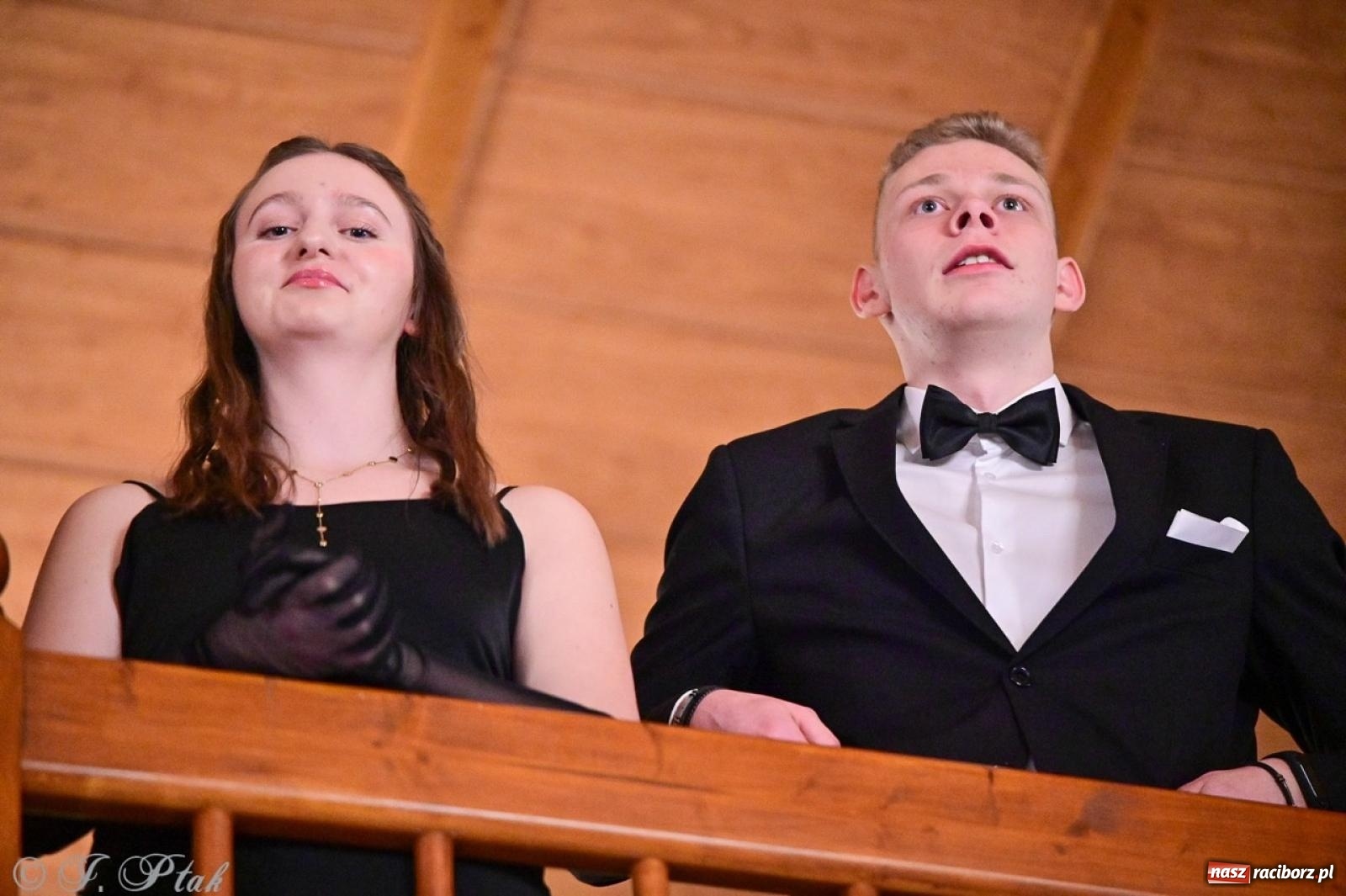 Zdjęcie w galerii na portalu naszraciborz.pl: Studniówka II LO w Raciborzu na bis: polonez, humor i tradycja [FOTO] wiadomości z regionu