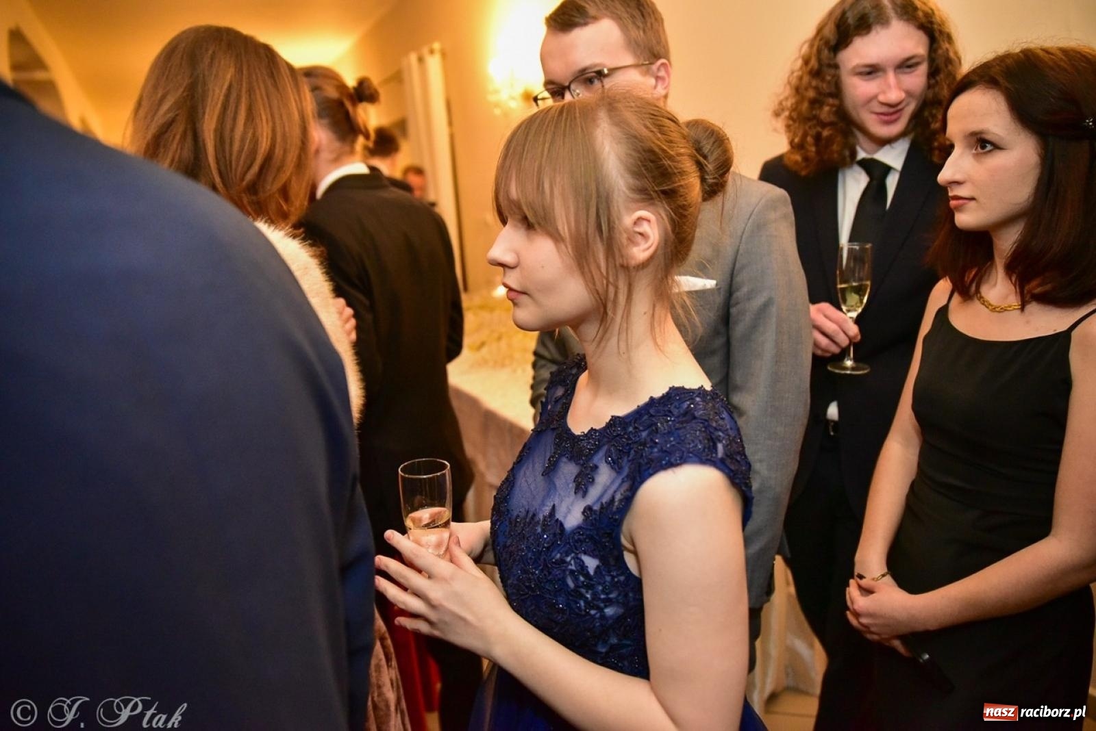 Zdjęcie w galerii na portalu naszraciborz.pl: Studniówka II LO w Raciborzu na bis: polonez, humor i tradycja [FOTO] wiadomości z regionu