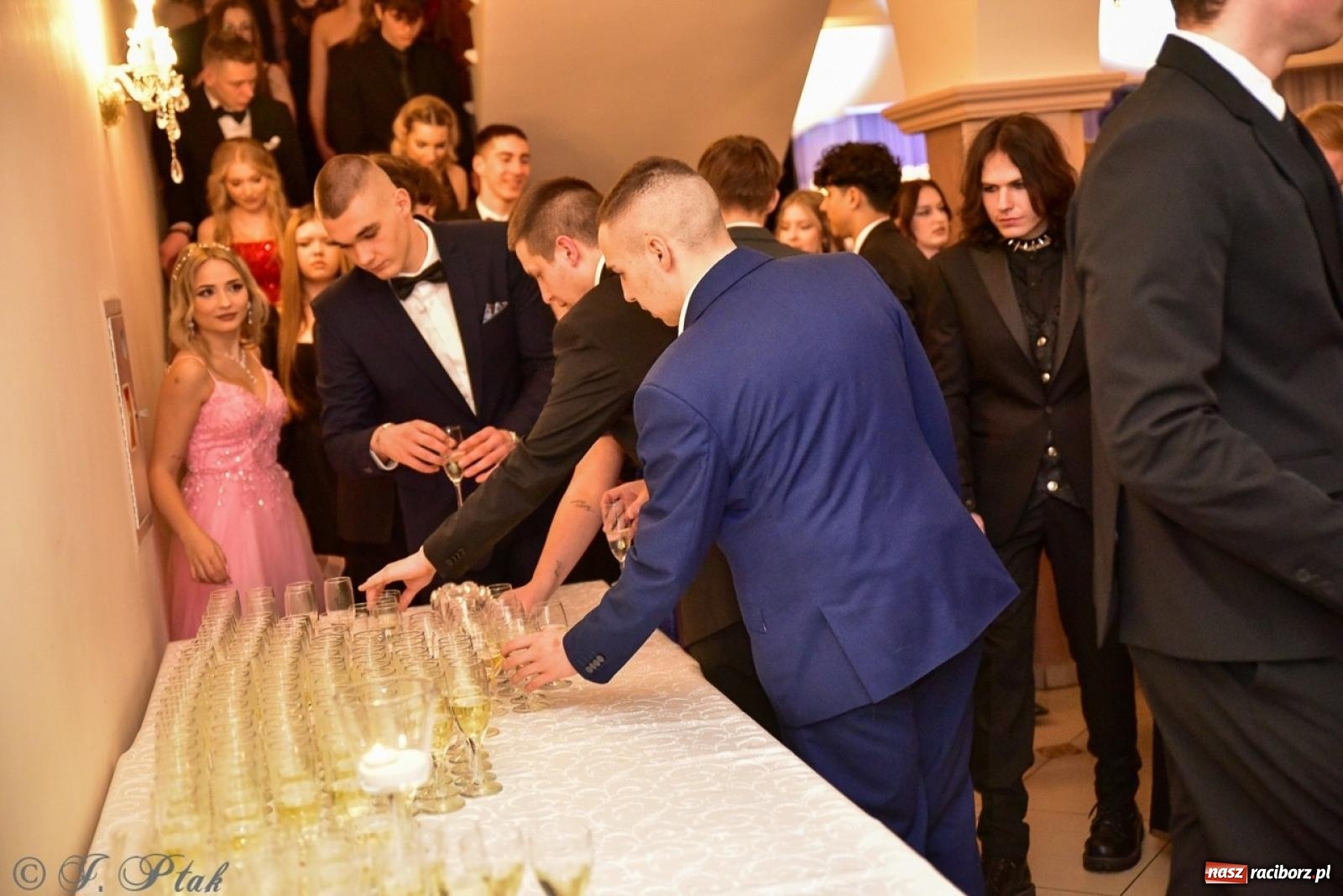 Zdjęcie w galerii na portalu naszraciborz.pl: Studniówka II LO w Raciborzu na bis: polonez, humor i tradycja [FOTO] wiadomości z regionu