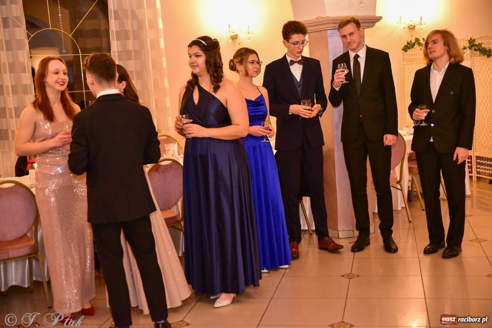 Zdjęcie w galerii na portalu naszraciborz.pl: Studniówka II LO w Raciborzu na bis: polonez, humor i tradycja [FOTO] wiadomości z regionu