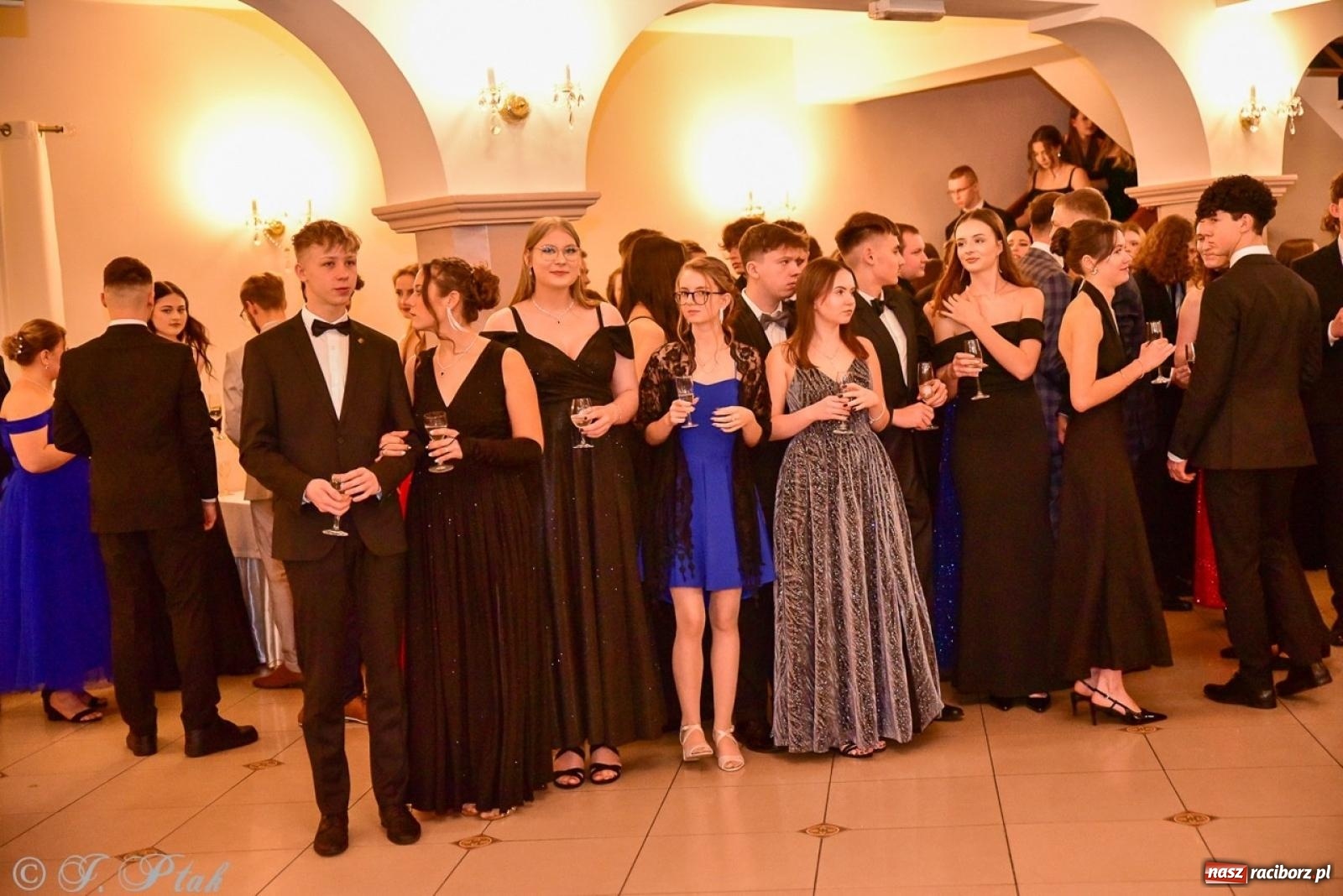 Zdjęcie w galerii na portalu naszraciborz.pl: Studniówka II LO w Raciborzu na bis: polonez, humor i tradycja [FOTO] wiadomości z regionu