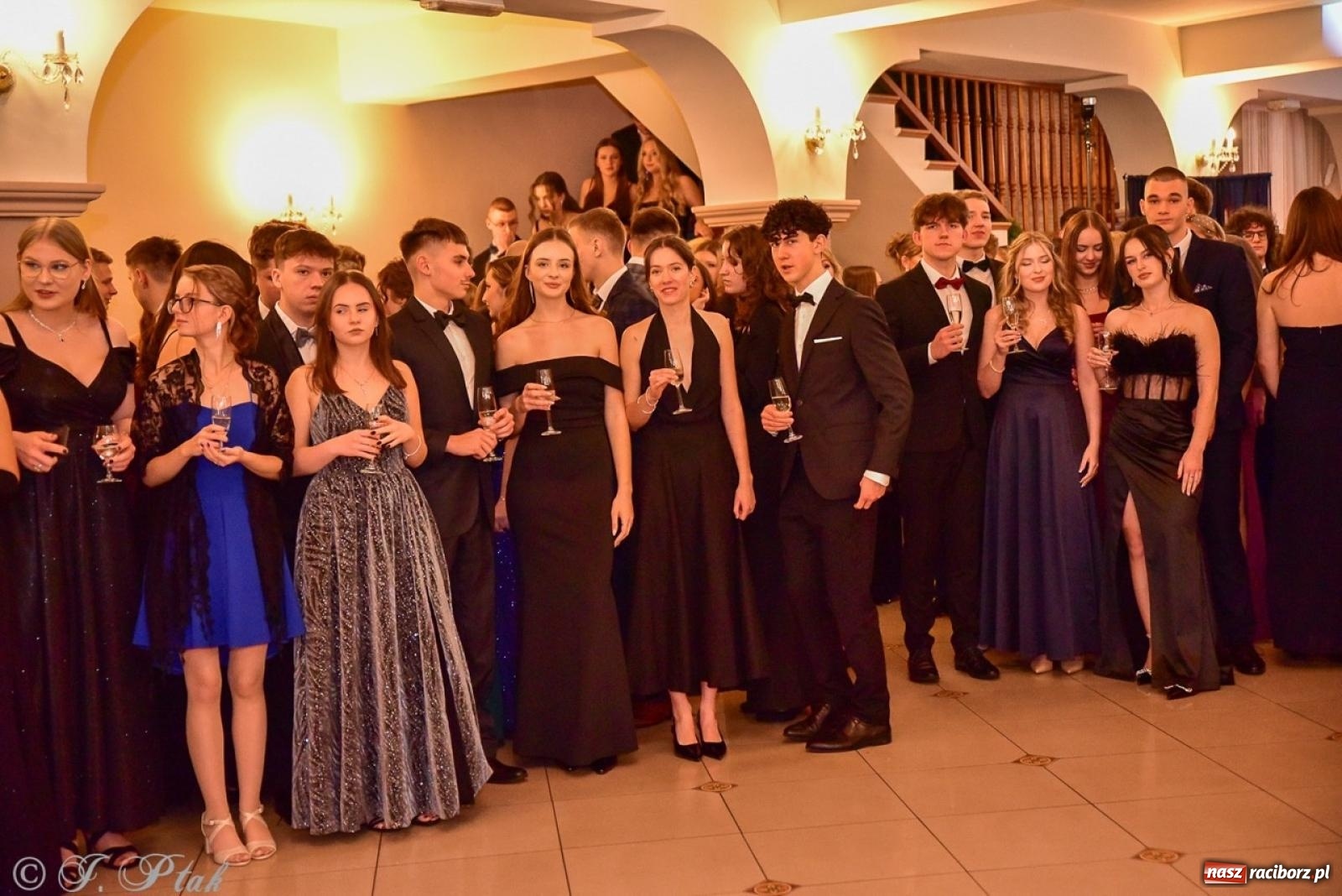 Zdjęcie w galerii na portalu naszraciborz.pl: Studniówka II LO w Raciborzu na bis: polonez, humor i tradycja [FOTO] wiadomości z regionu