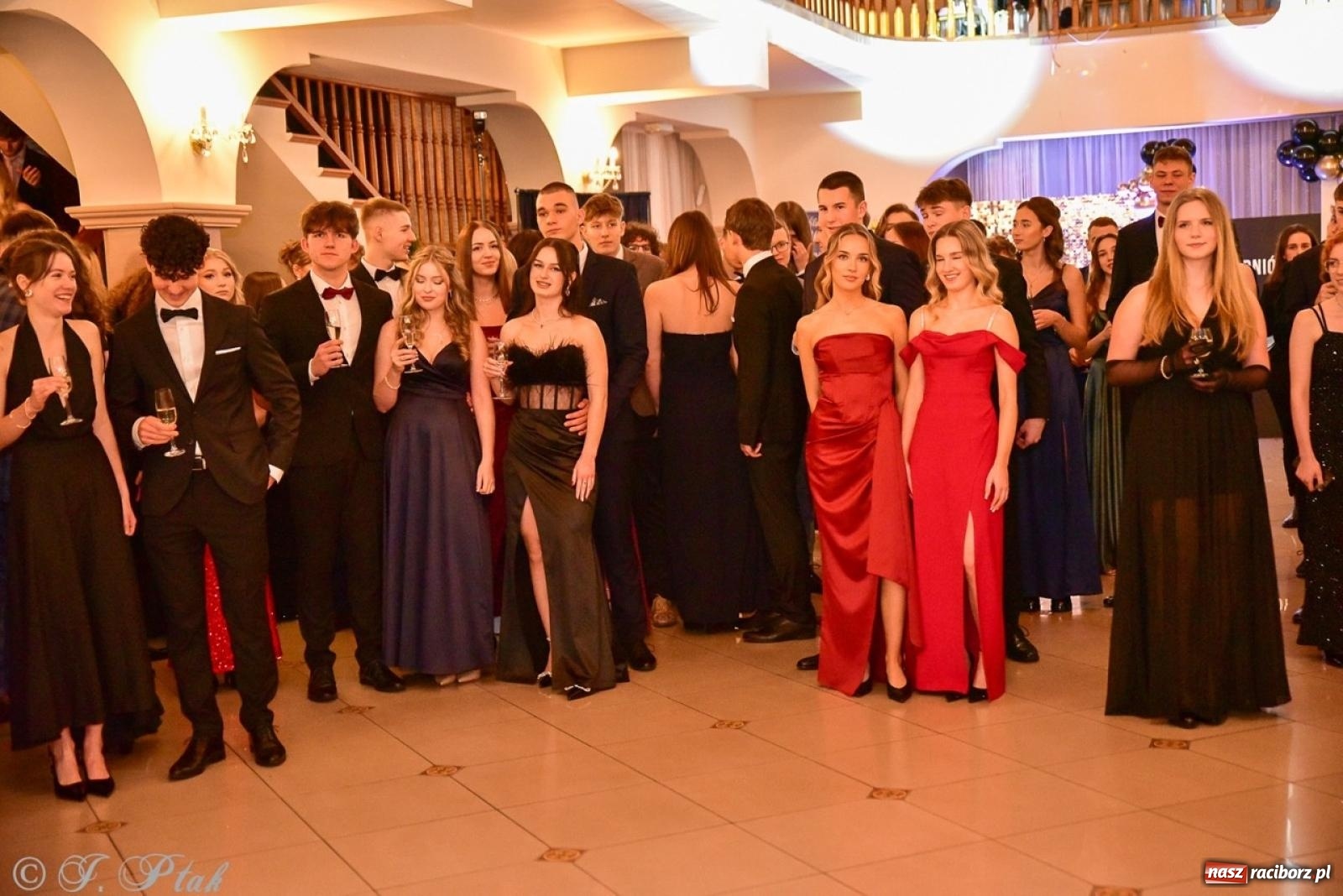 Zdjęcie w galerii na portalu naszraciborz.pl: Studniówka II LO w Raciborzu na bis: polonez, humor i tradycja [FOTO] wiadomości z regionu