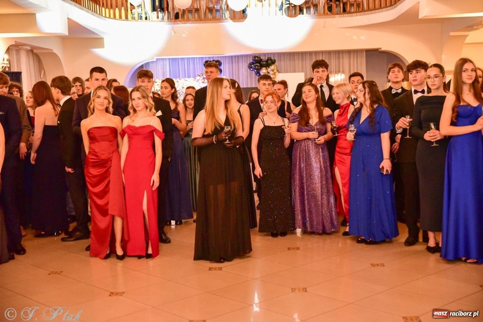 Zdjęcie w galerii na portalu naszraciborz.pl: Studniówka II LO w Raciborzu na bis: polonez, humor i tradycja [FOTO] wiadomości z regionu