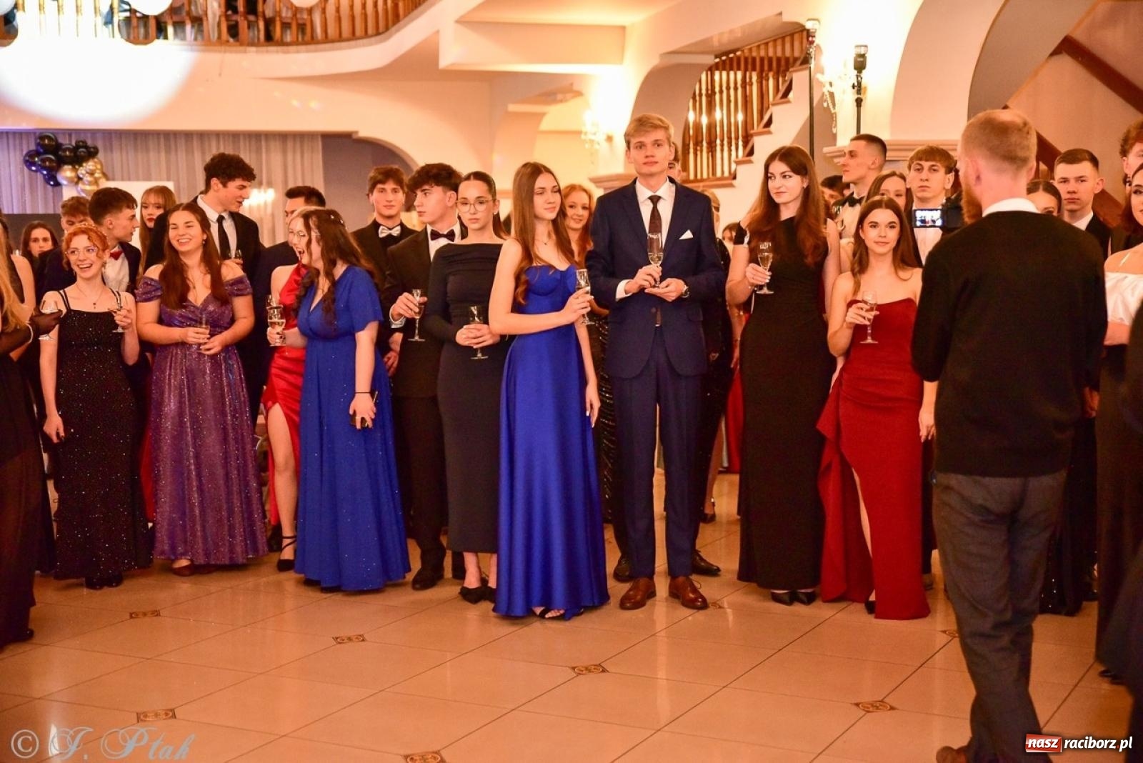 Zdjęcie w galerii na portalu naszraciborz.pl: Studniówka II LO w Raciborzu na bis: polonez, humor i tradycja [FOTO] wiadomości z regionu