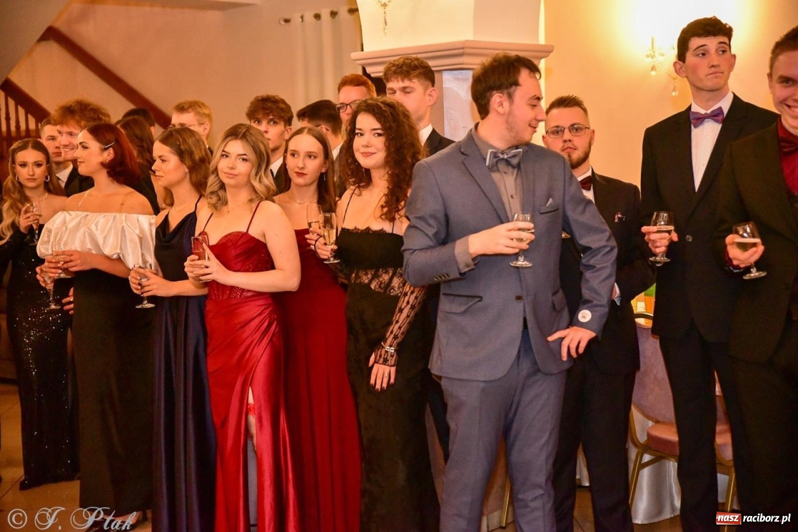 Zdjęcie w galerii na portalu naszraciborz.pl: Studniówka II LO w Raciborzu na bis: polonez, humor i tradycja [FOTO] wiadomości z regionu