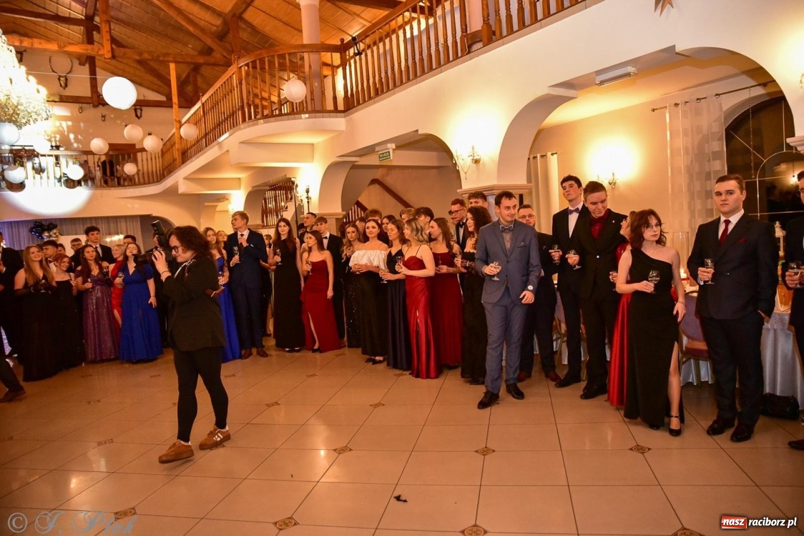 Zdjęcie w galerii na portalu naszraciborz.pl: Studniówka II LO w Raciborzu na bis: polonez, humor i tradycja [FOTO] wiadomości z regionu