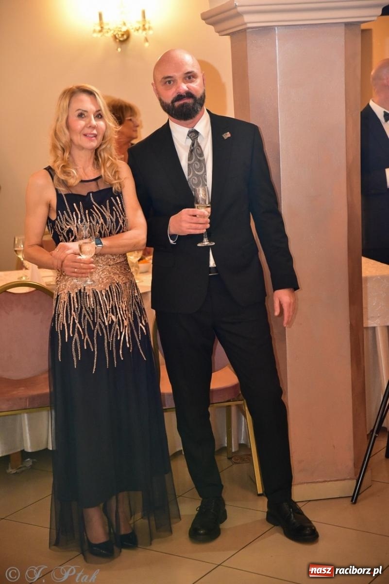 Zdjęcie w galerii na portalu naszraciborz.pl: Studniówka II LO w Raciborzu na bis: polonez, humor i tradycja [FOTO] wiadomości z regionu