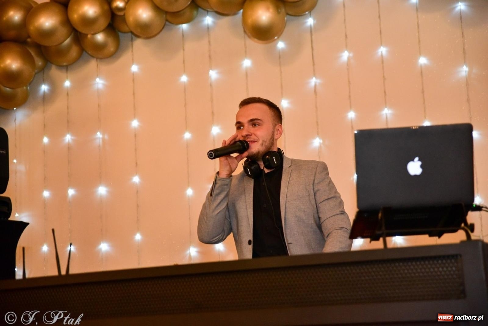 Zdjęcie w galerii na portalu naszraciborz.pl: Studniówka II LO w Raciborzu na bis: polonez, humor i tradycja [FOTO] wiadomości z regionu