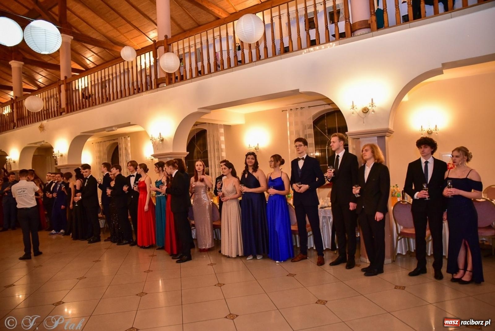 Zdjęcie w galerii na portalu naszraciborz.pl: Studniówka II LO w Raciborzu na bis: polonez, humor i tradycja [FOTO] wiadomości z regionu