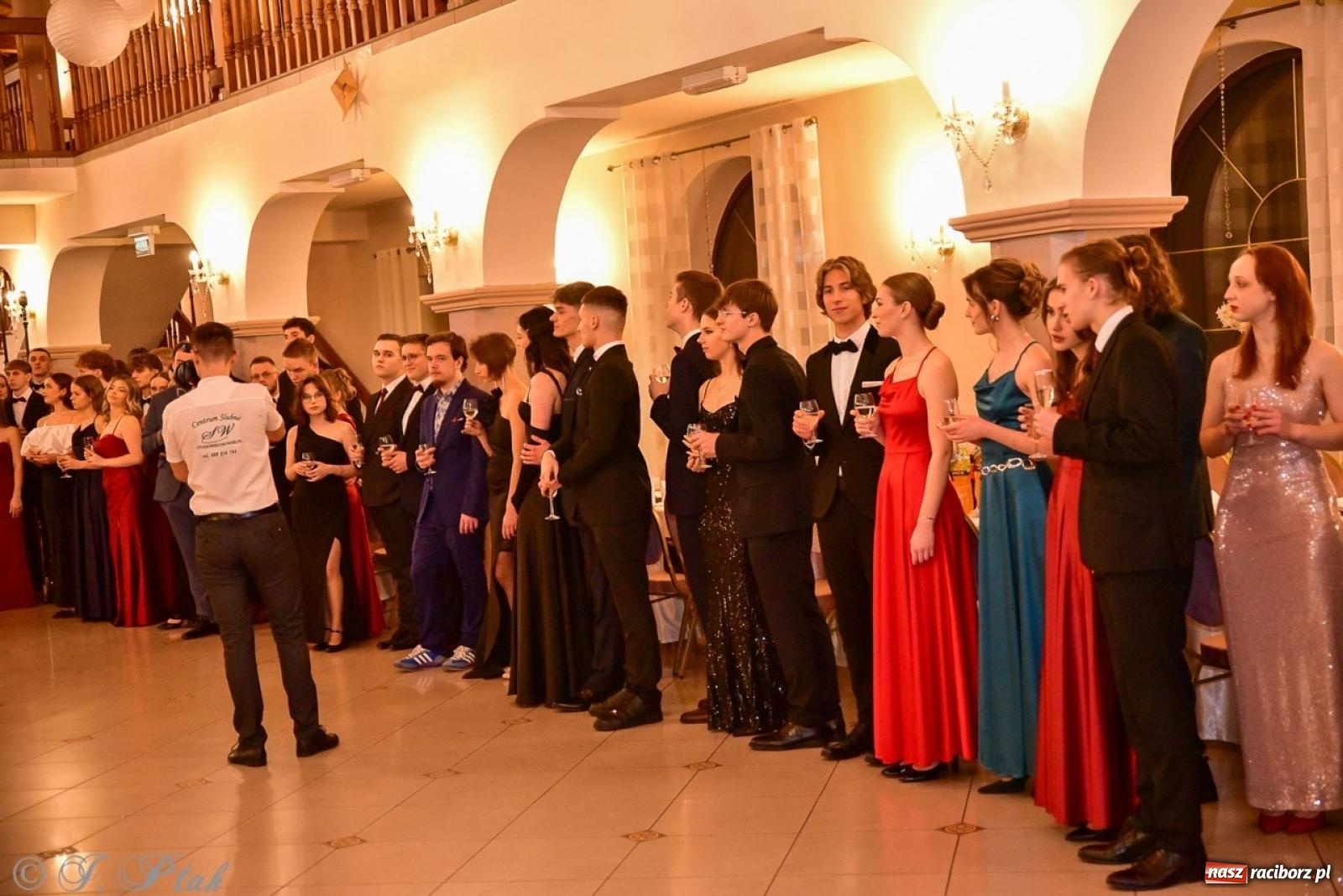 Zdjęcie w galerii na portalu naszraciborz.pl: Studniówka II LO w Raciborzu na bis: polonez, humor i tradycja [FOTO] wiadomości z regionu