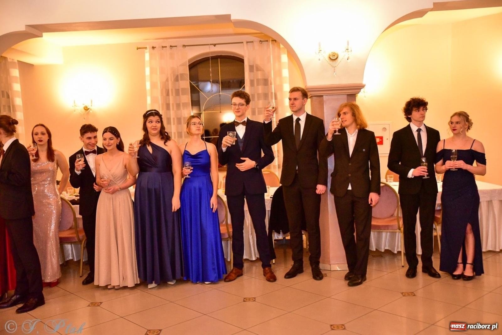 Zdjęcie w galerii na portalu naszraciborz.pl: Studniówka II LO w Raciborzu na bis: polonez, humor i tradycja [FOTO] wiadomości z regionu