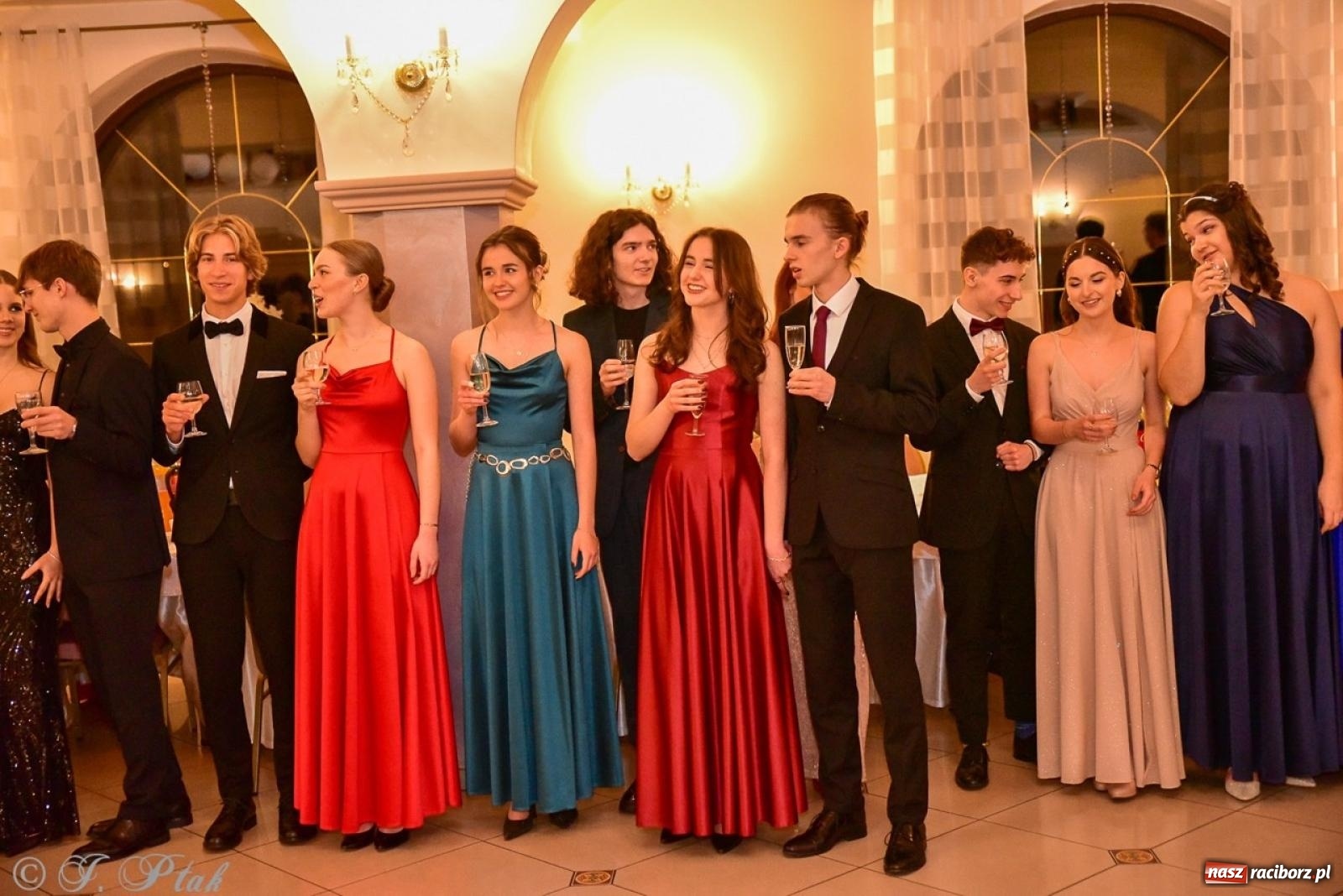 Zdjęcie w galerii na portalu naszraciborz.pl: Studniówka II LO w Raciborzu na bis: polonez, humor i tradycja [FOTO] wiadomości z regionu