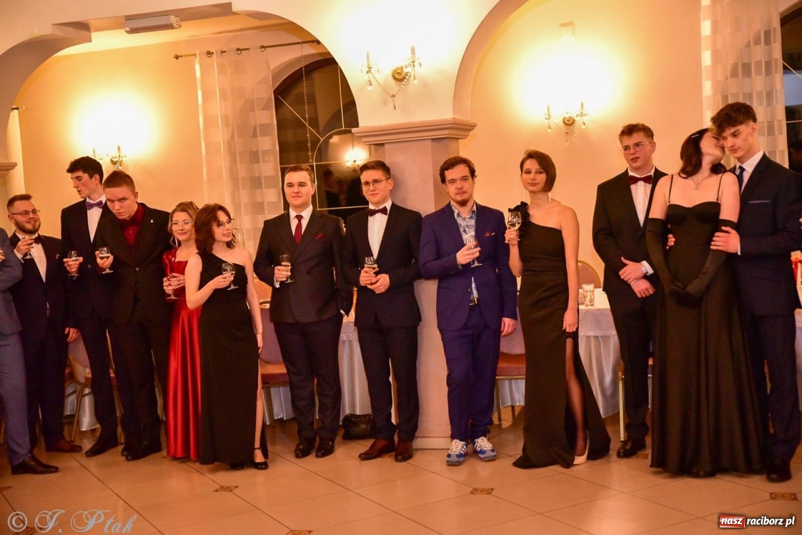 Zdjęcie w galerii na portalu naszraciborz.pl: Studniówka II LO w Raciborzu na bis: polonez, humor i tradycja [FOTO] wiadomości z regionu