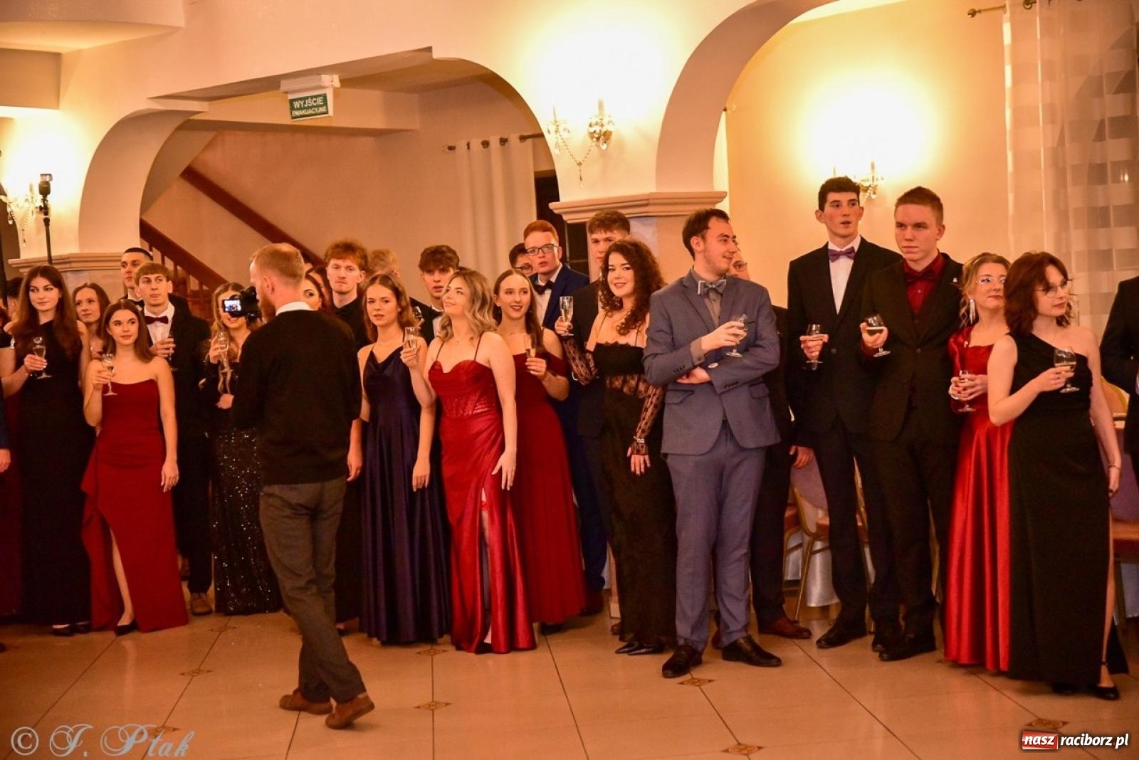 Zdjęcie w galerii na portalu naszraciborz.pl: Studniówka II LO w Raciborzu na bis: polonez, humor i tradycja [FOTO] wiadomości z regionu