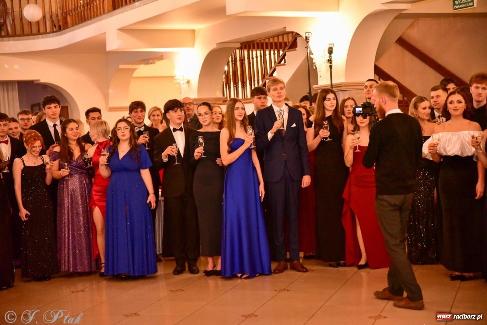 Zdjęcie w galerii na portalu naszraciborz.pl: Studniówka II LO w Raciborzu na bis: polonez, humor i tradycja [FOTO] wiadomości z regionu