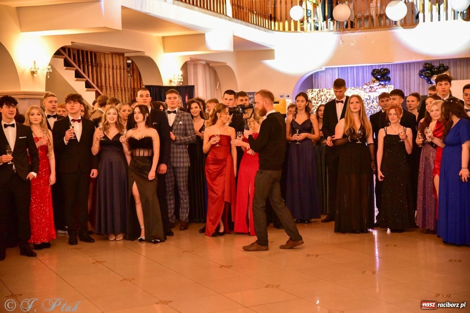 Zdjęcie w galerii na portalu naszraciborz.pl: Studniówka II LO w Raciborzu na bis: polonez, humor i tradycja [FOTO] wiadomości z regionu