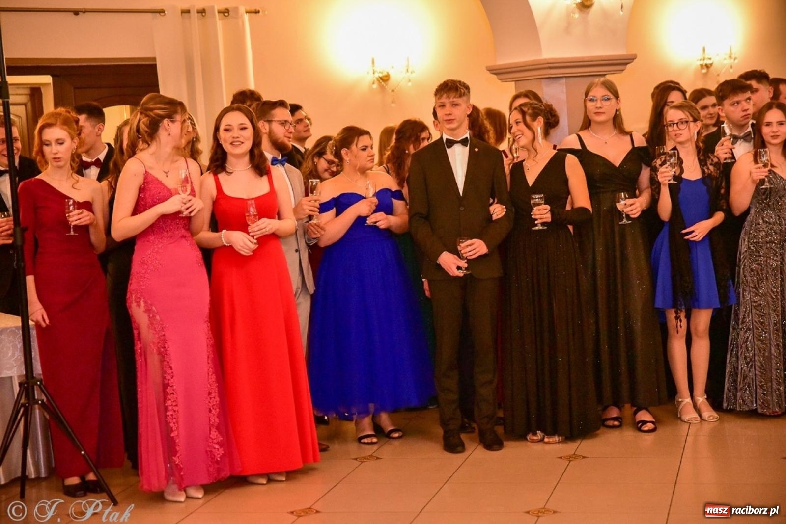 Zdjęcie w galerii na portalu naszraciborz.pl: Studniówka II LO w Raciborzu na bis: polonez, humor i tradycja [FOTO] wiadomości z regionu