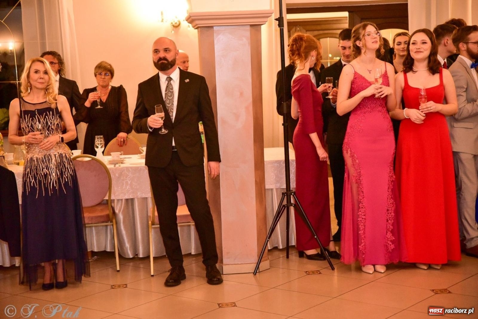 Zdjęcie w galerii na portalu naszraciborz.pl: Studniówka II LO w Raciborzu na bis: polonez, humor i tradycja [FOTO] wiadomości z regionu