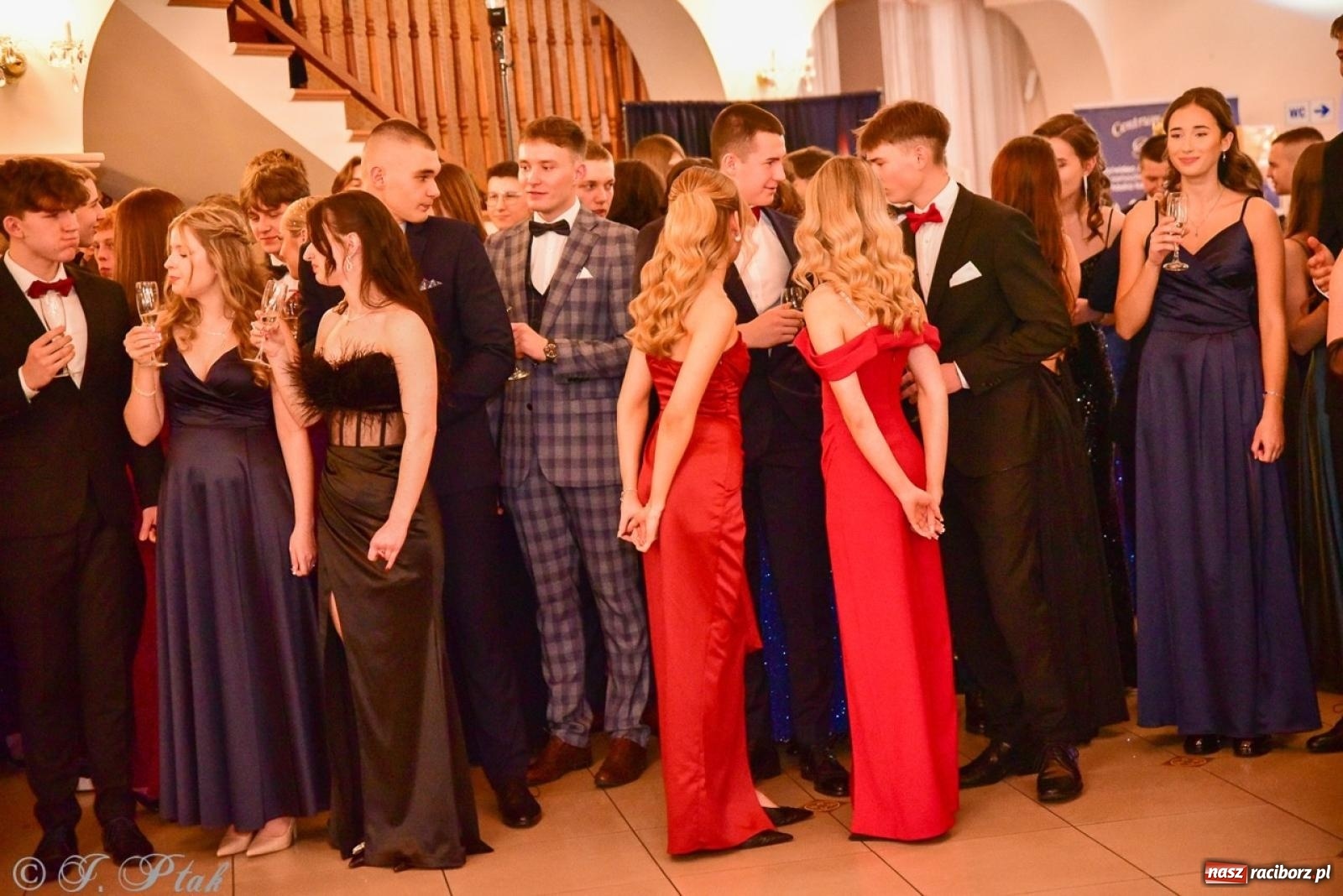 Zdjęcie w galerii na portalu naszraciborz.pl: Studniówka II LO w Raciborzu na bis: polonez, humor i tradycja [FOTO] wiadomości z regionu