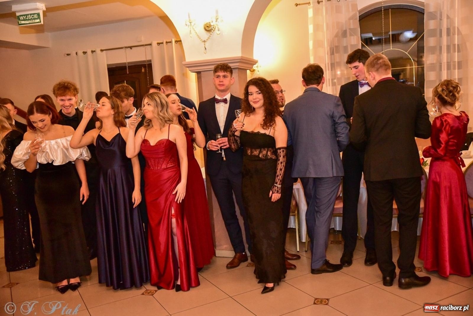 Zdjęcie w galerii na portalu naszraciborz.pl: Studniówka II LO w Raciborzu na bis: polonez, humor i tradycja [FOTO] wiadomości z regionu