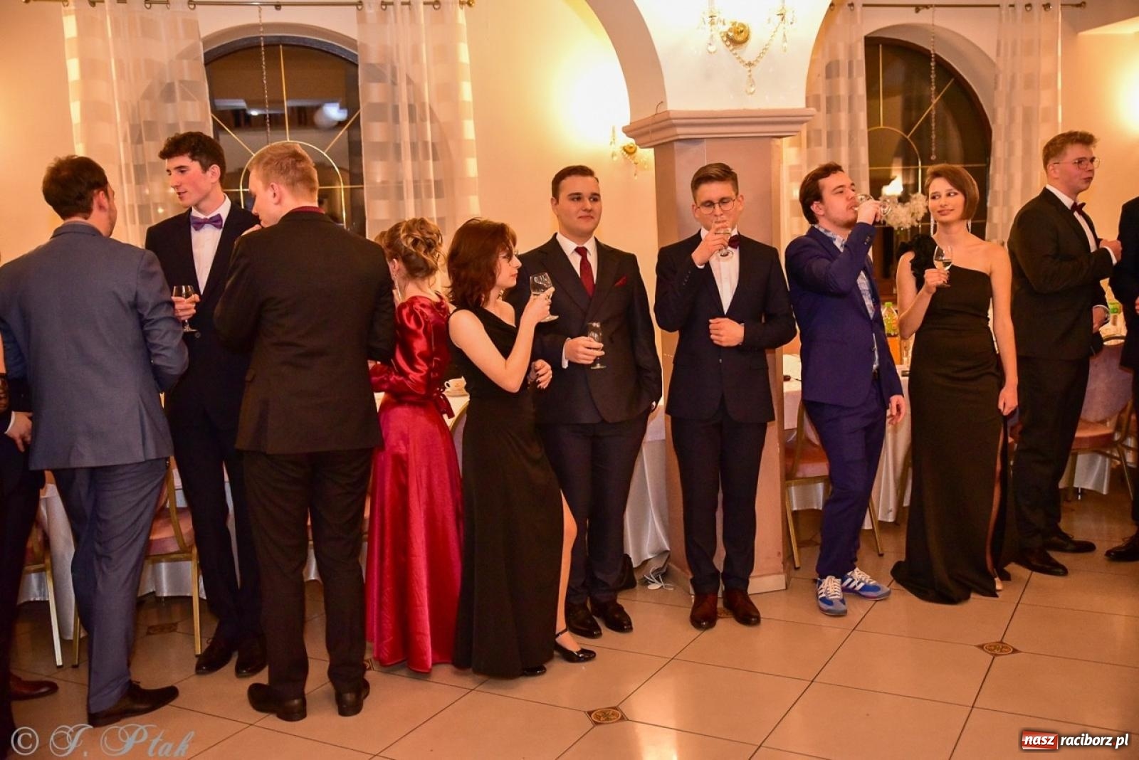 Zdjęcie w galerii na portalu naszraciborz.pl: Studniówka II LO w Raciborzu na bis: polonez, humor i tradycja [FOTO] wiadomości z regionu