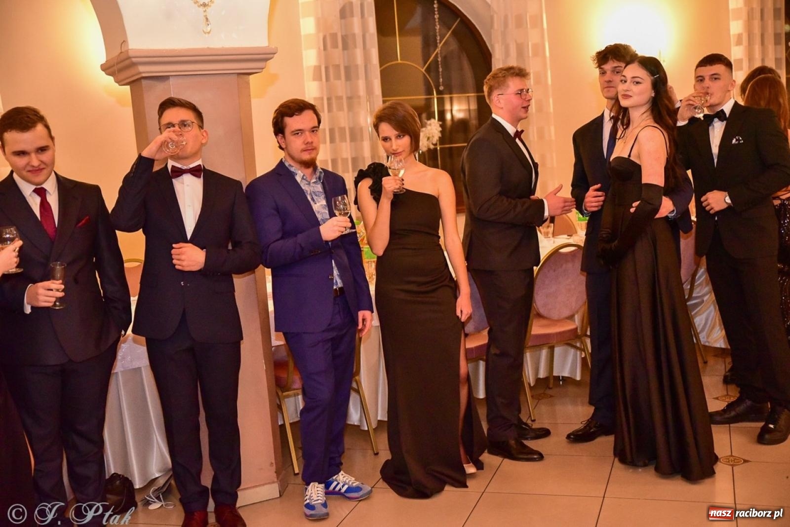 Zdjęcie w galerii na portalu naszraciborz.pl: Studniówka II LO w Raciborzu na bis: polonez, humor i tradycja [FOTO] wiadomości z regionu