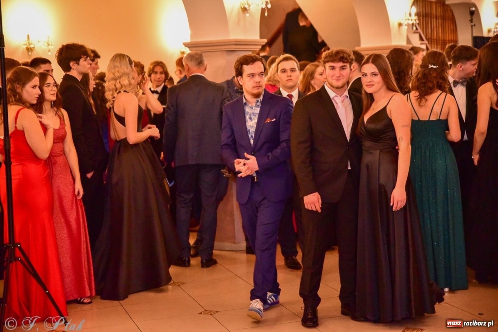 Zdjęcie w galerii na portalu naszraciborz.pl: Studniówka II LO w Raciborzu na bis: polonez, humor i tradycja [FOTO] wiadomości z regionu