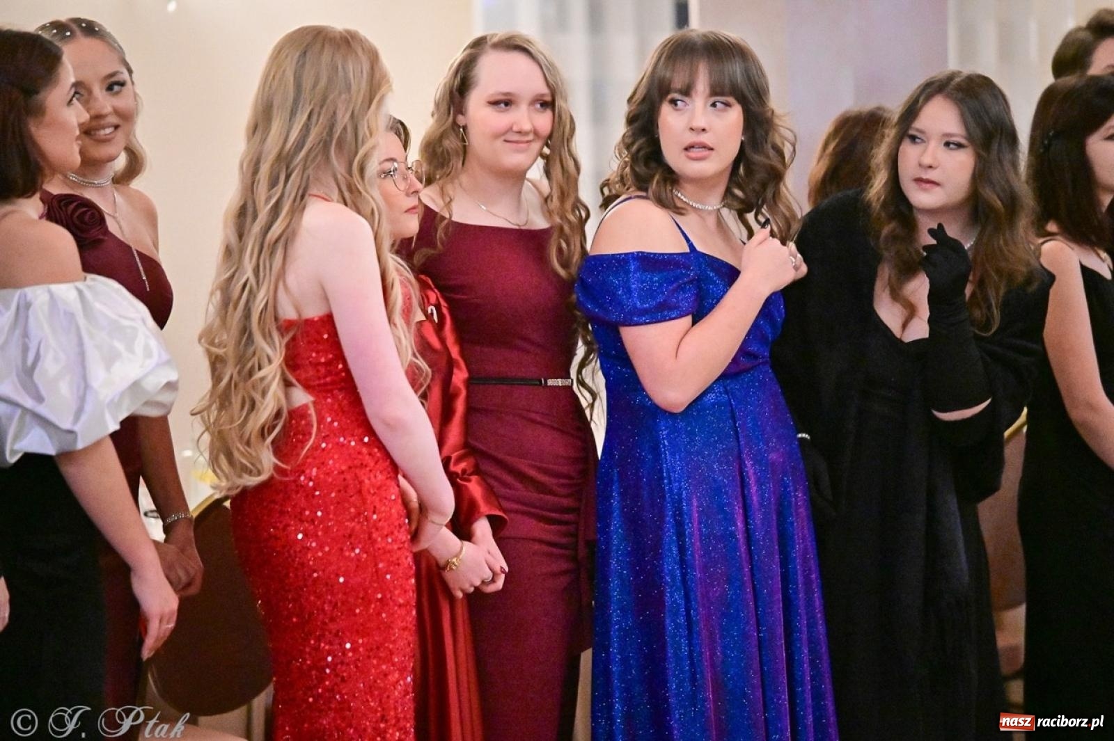 Zdjęcie w galerii na portalu naszraciborz.pl: Studniówka II LO w Raciborzu na bis: polonez, humor i tradycja [FOTO] wiadomości z regionu